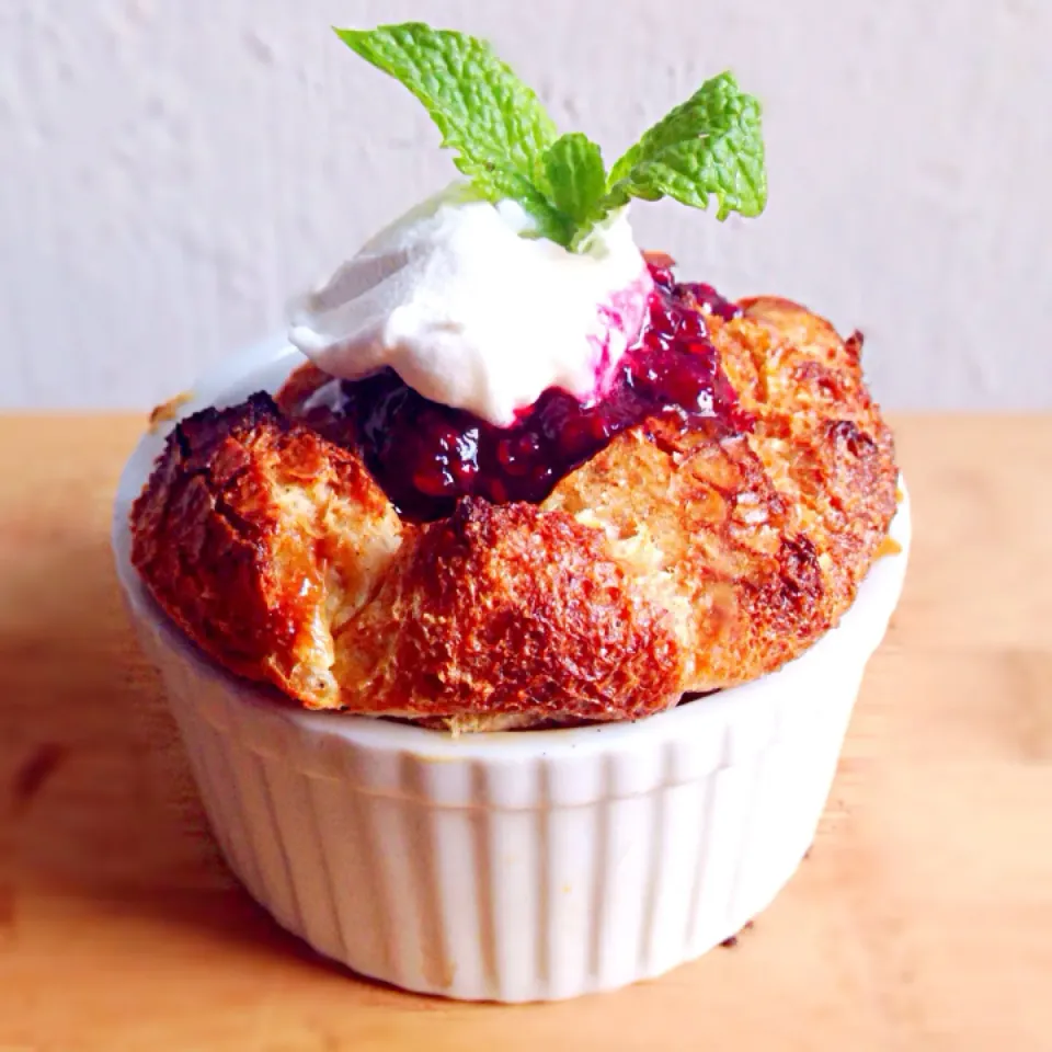 Bread Pudding with mixed berries sauce|Misstyさん