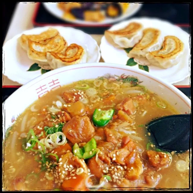 鶏とじゃがいもの煮込みラーメーンʕ-̼͡-ʔ🍜とぎゃうざ。ボリーム満点ʕ-̼͡-ʔ実はなかなかの穴場でしたʕ-̼͡-ʔ店の名前？おしえないわよʕ-̼͡-ʔ|七海さん