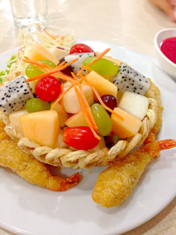 Fruit salad with crispy fried shrimp|PhUnGさん