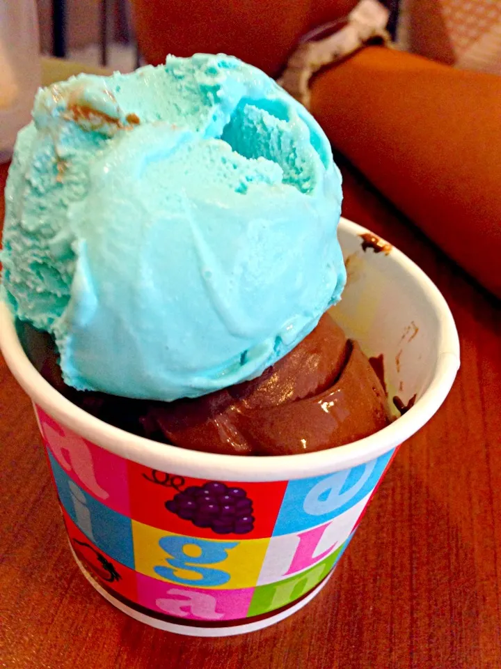 Snapdishの料理写真:Blue candy and dark chocolate ice cream|PhUnGさん