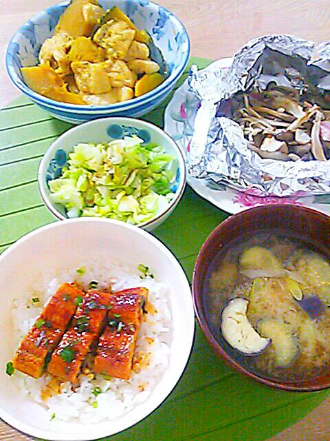 ☆鰻丼＊江戸崎南瓜と油揚げ煮物＊4種の茸とﾍﾞｰｺﾝホイル焼き＊ｷｬﾍﾞﾂ浅漬け＊茄子と葱の味噌汁☆鰻と南瓜は息子ﾘｸｴｽﾄ|ｼｮｺﾗさん