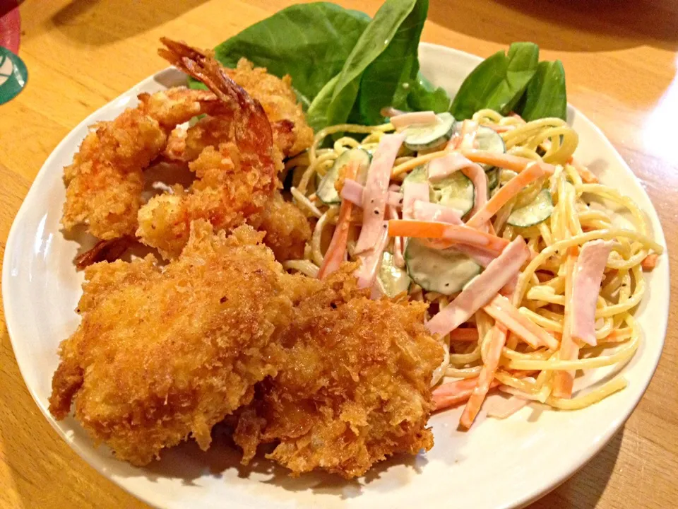 チキンカツとエビフライとスパゲティサラダ〜🍺|ジイジさん