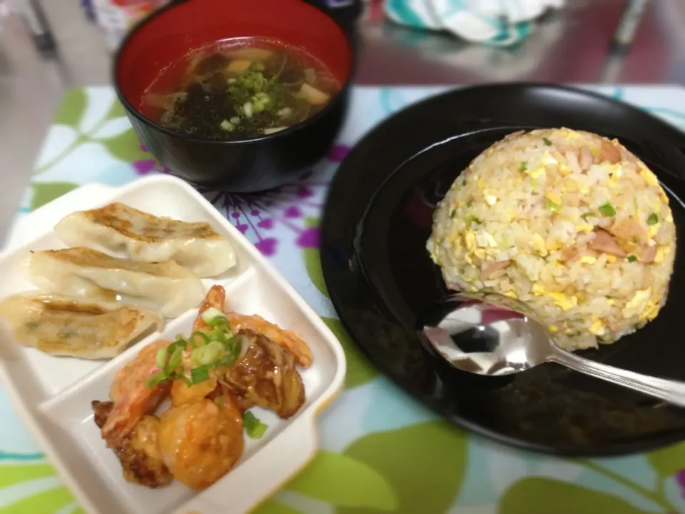 Snapdishの料理写真:にんにく醤油チャーハン＆海老マヨと餃子(-_-)あっわかめスープも^ ^|Yuna Nakamichiさん