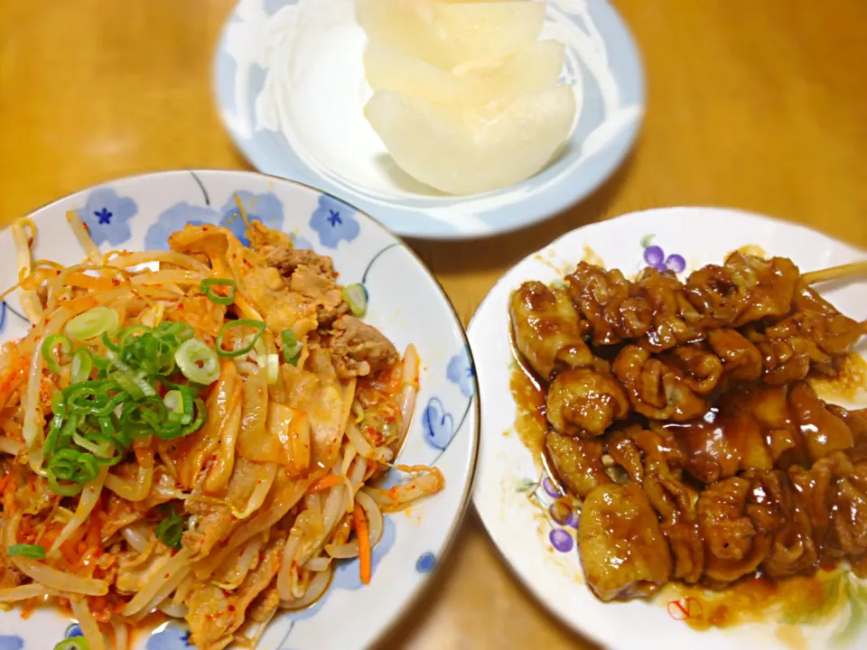 Snapdishの料理写真:豚キムチ、焼き鳥皮しょうゆだれ、梨|yukaさん