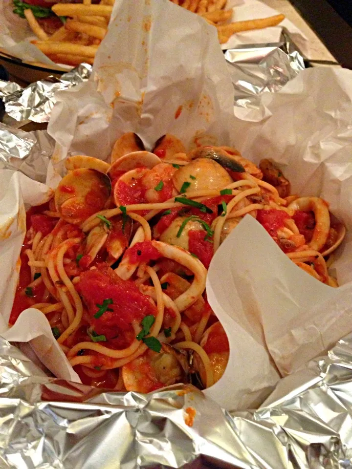 tomato based spaghetti with loads of seafood|hweeyhさん