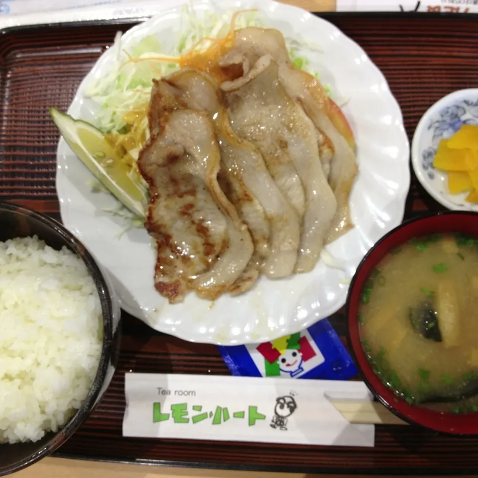 Snapdishの料理写真:青レモンポーク定食|BBbさん