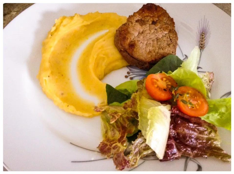 Beef tenderloin with potato and squash pure accompanied with lettuces salad and a zafron dressing|Daniel Olléさん