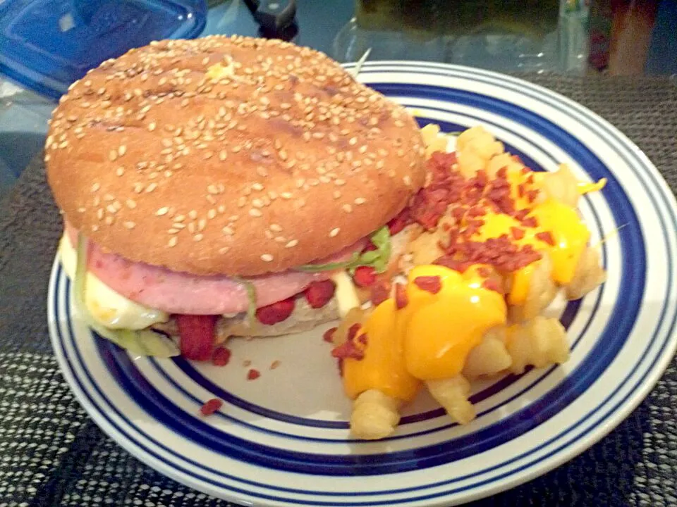 Hamburguesa para cenar y papas fritas con queso amarillo|Javier Rdz.さん