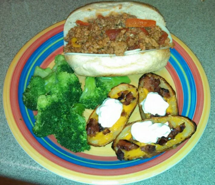 Sausage and pepper sub (on homemade bun), potato skins, and broccoli|Sashi Steinerさん