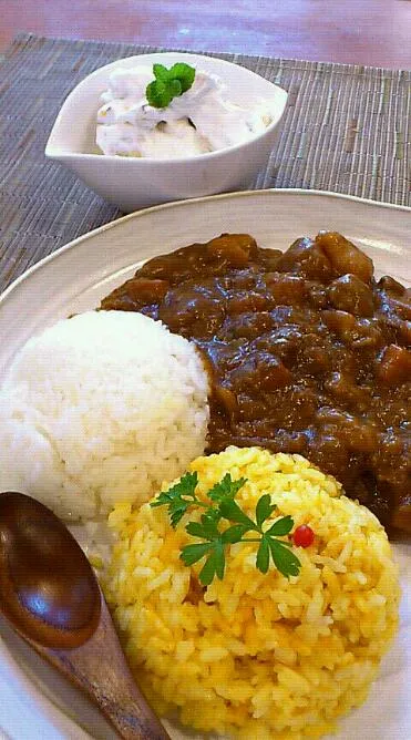 ２日目カレーをターメリックライスと一緒に！食後にフルーツサラダ付き。|ケイさん