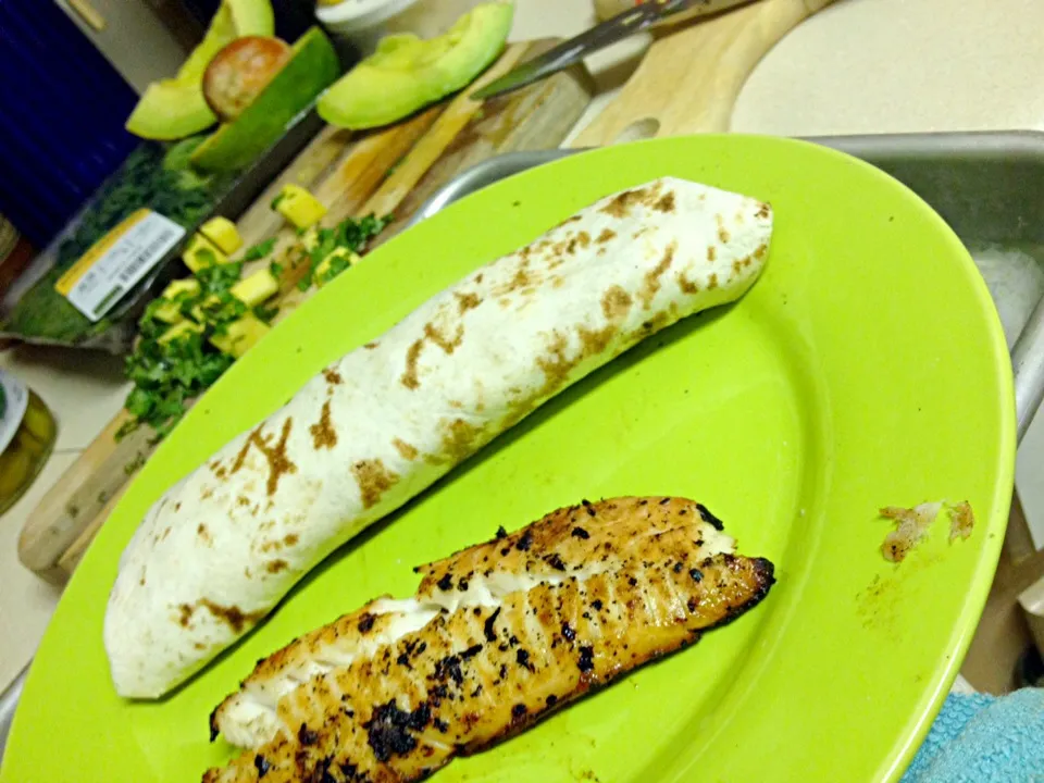 Fish Tacos ... blackned Tilapia w heat and sweet ... Cubed mango tossed in cilantro w slivers of avocado....|geoffrey hatcherさん