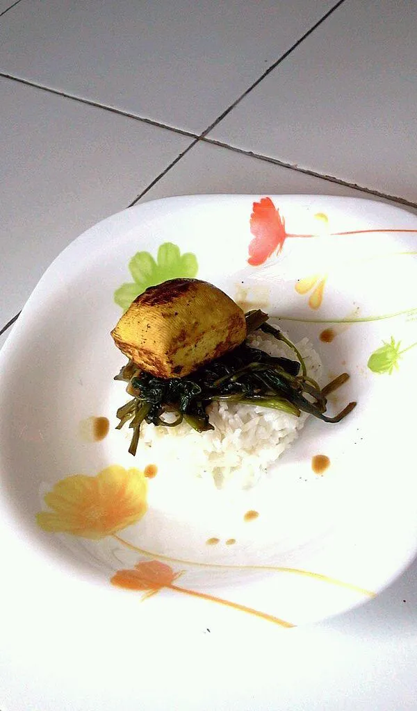 tumis kangkung and pan fried tofu for my breakfast today yeyyy|nona fiiaさん