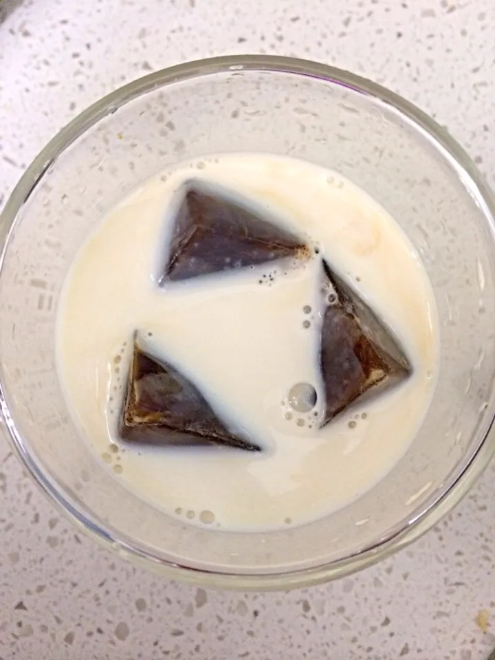 Espresso ice cubes and milk|Ong Sor Fernさん