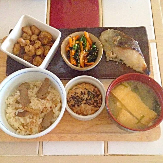 Snapdishの料理写真:松茸ご飯☆銀ダラの西京焼き☆軟骨の唐揚げ☆人参とほうれん草の胡麻和え☆納豆☆お味噌汁٩꒰๑❛▿❛  ॢ̩꒱|とまこ(*^o^*)さん