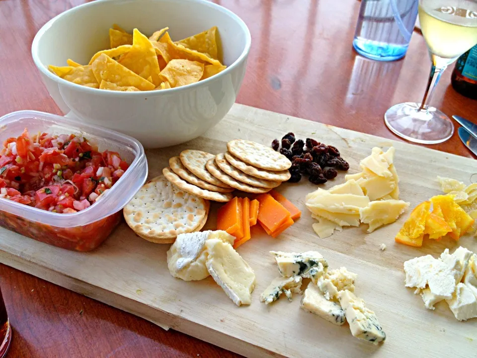 Snapdishの料理写真:Big snack tray, cheese and sham's amazing salsa!|lauren shannonさん