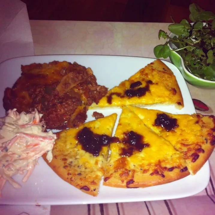 Lasagne, garlic bread with cheese, coleslaw and watercress with balsamic glaze|Emma Proe Was Duncalfさん