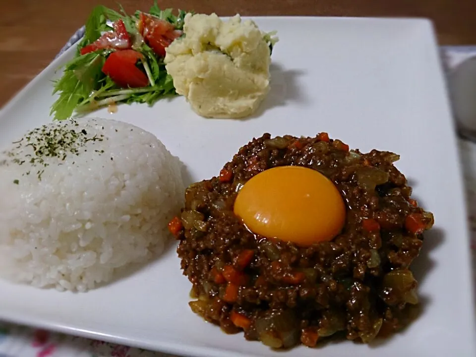 ☆ドライカレー
☆ポテトサラダ
☆水菜とトマトのサラダ

簡単で美味しい(❀´∀`❀)
最高です♪|Keiko Ishiiさん