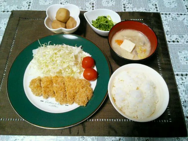 Snapdishの料理写真:お夕飯は＊揚げないトンカツ、里芋のにっころがし、すぐり菜のおひたし|ゆっこさん