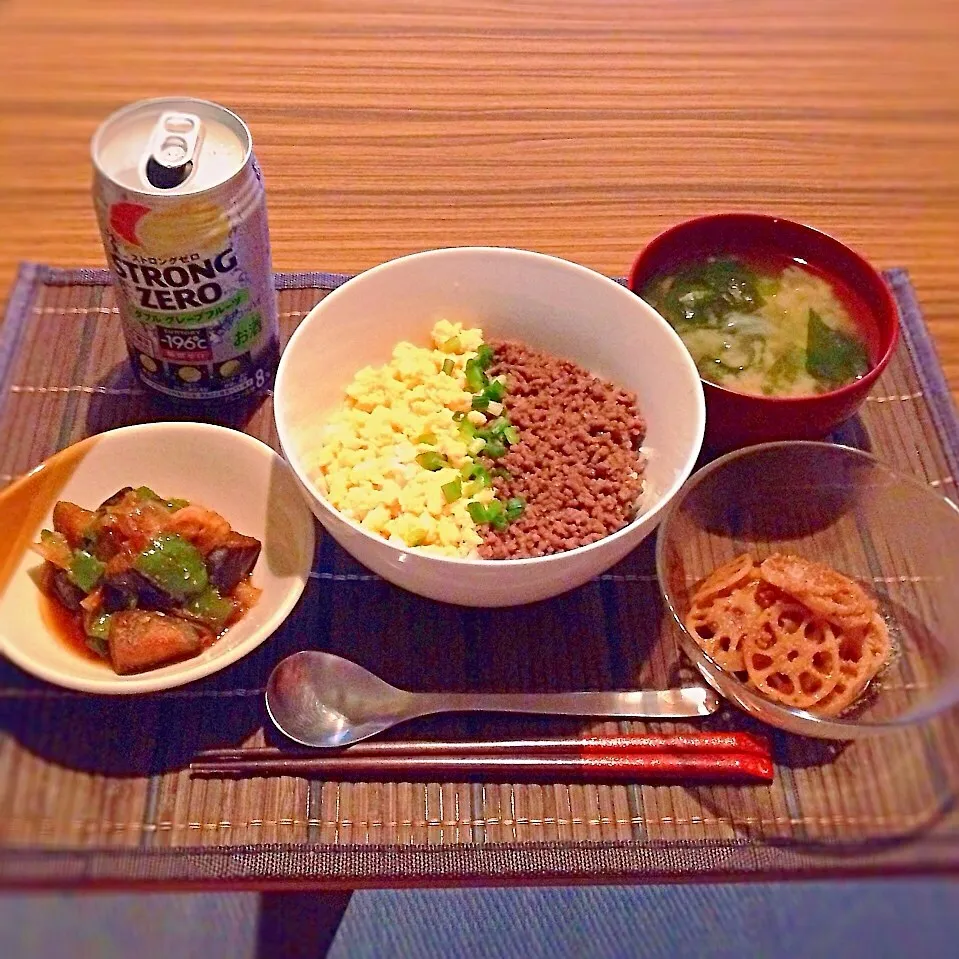 二色丼、レンコンの煮物、茄子とピーマンのピリ辛炒め|はるさん