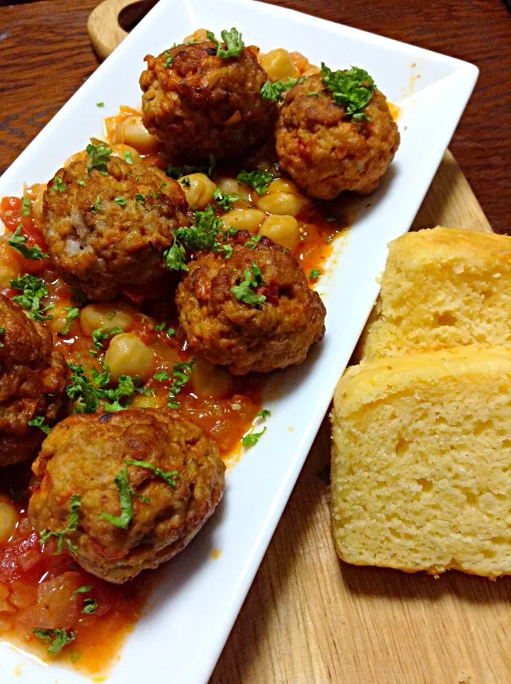 ケイジャンミートボールとヒヨコ豆。コーンブレッドも一緒に！Cajun Meat Ball W/Chickpea.|yorikoさん