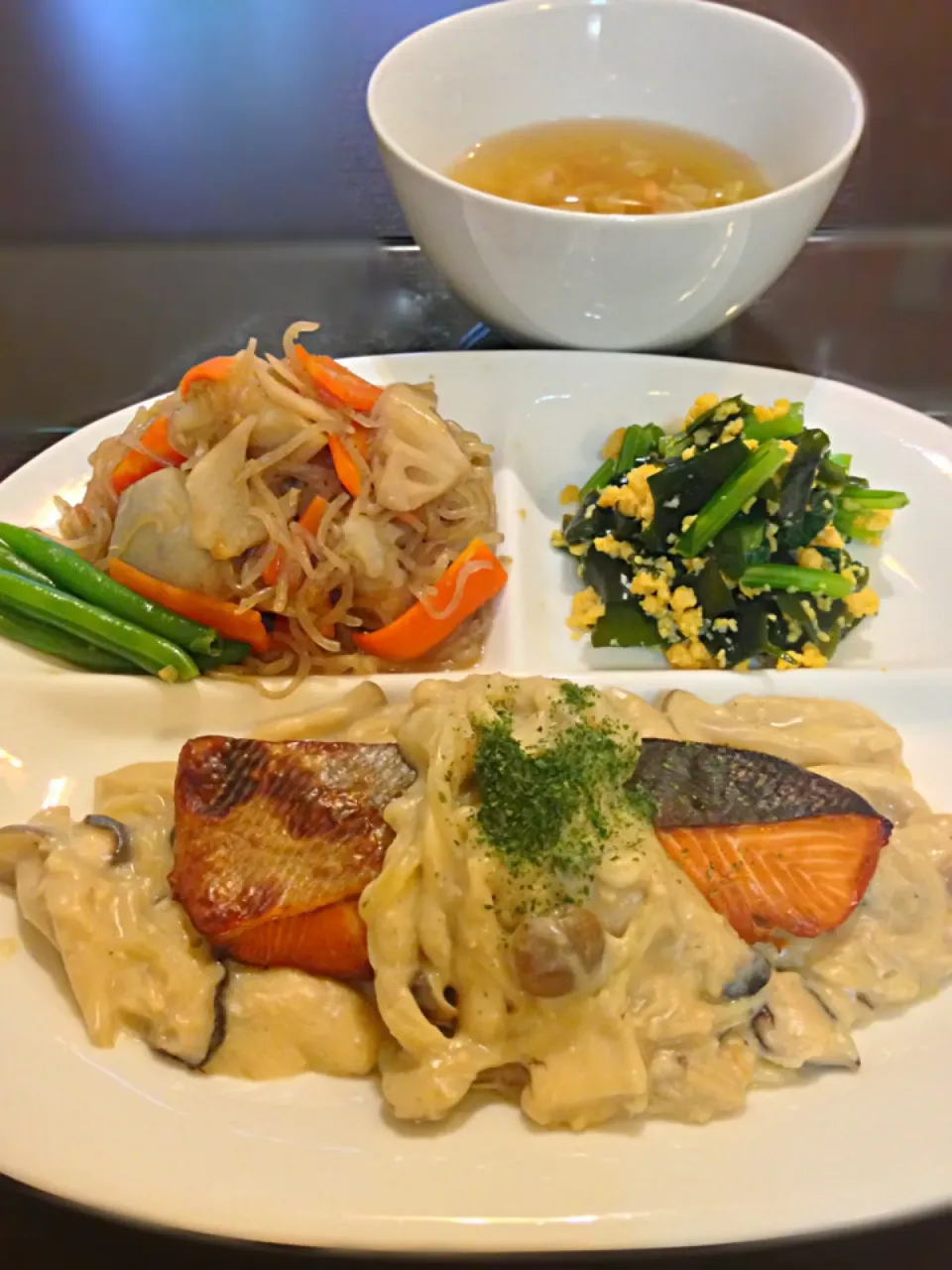 ⭐鮭と4種のきのこの豆乳味噌クリーム ⭐野菜と白滝の炒り煮 ⭐わかめと小松菜の菜種和え ⭐白菜と桜えびのスープ|よっちぃさん