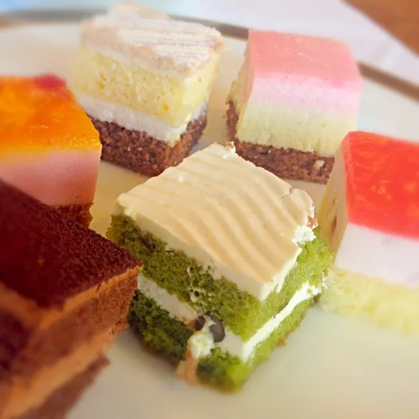 Snapdishの料理写真:Assorted chiffon/pudding/cheese cakes デザートケーキ盛り合わせ🍰🎂🍭|Pixie Dustさん