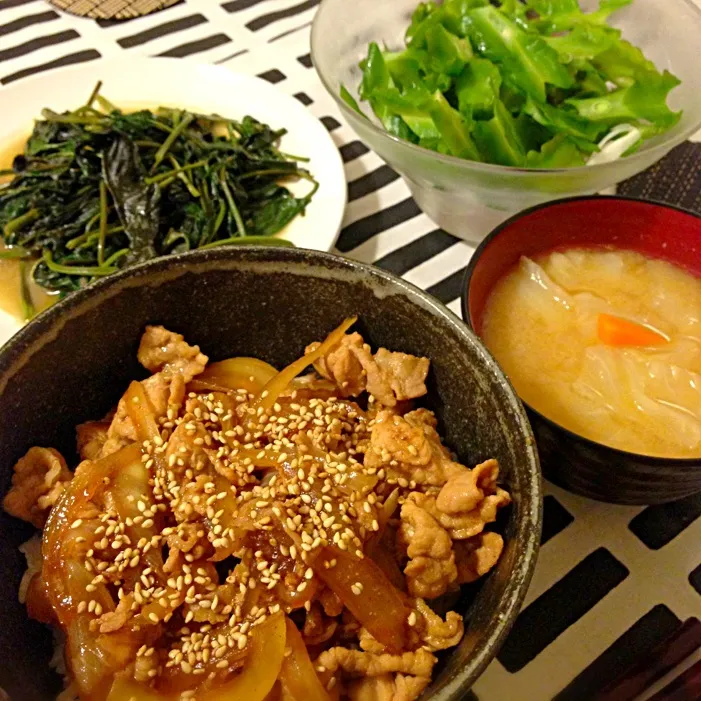 Snapdishの料理写真:豚丼🍀空芯菜の炒めもの🍀四角い豆のサラダ🍀キャベツのお味噌汁|mochaさん