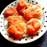 Homemade whole wheat rolls with salmon. Split three whole wheat rolls into half then add salmon on it.|JoJiMyさん