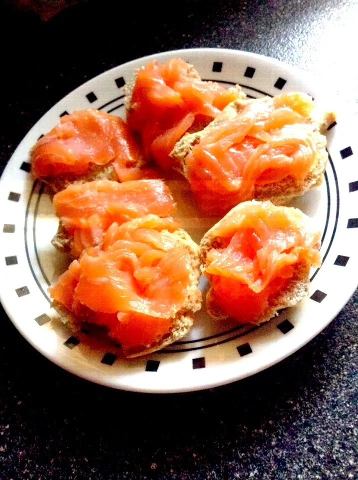 Homemade whole wheat rolls with salmon. Split three whole wheat rolls into half then add salmon on it.|JoJiMyさん