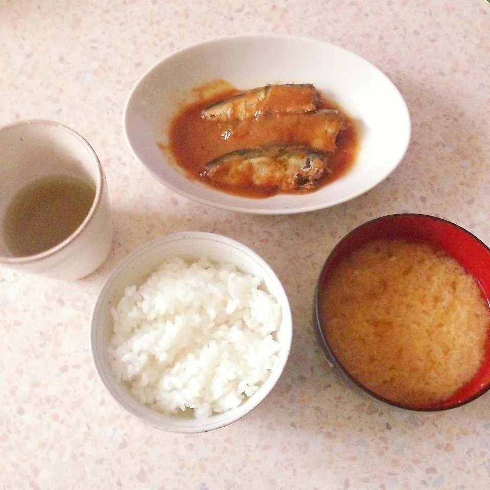 Snapdishの料理写真:ご飯 卵の味噌汁 イワシの味噌煮|はやしさん