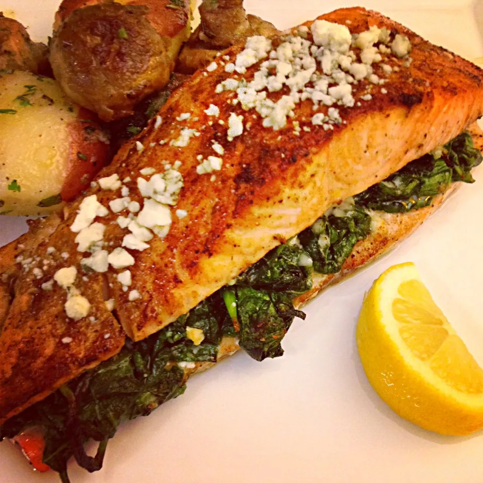 Spinach and Gorgonzola cheese stuffed Salmon w/ redskin potatoes and sautéed mushrooms|Curt Chillさん