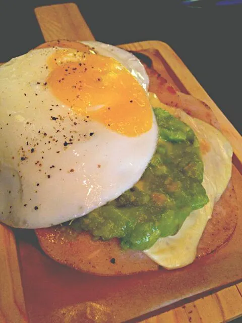 this dish is call the topper
2 eggs on a turkey ham and avovado smash on toasted wholemeal bread|joey limさん