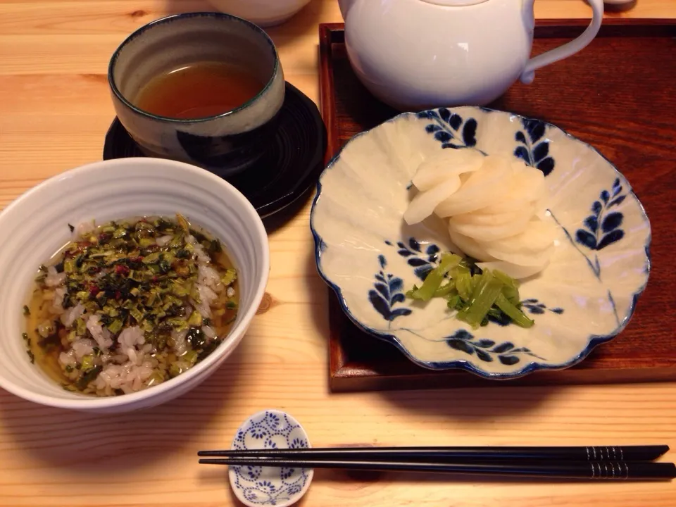 お彼岸参りしてきたらなんも作る気にならなかったので、野沢菜茶漬とタクアン。|Ozzyさん