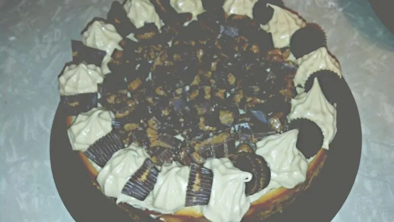 Reese's peanut butter cup cheese cake with peanut butter cream cheese frosting|Chandra Girtmanさん