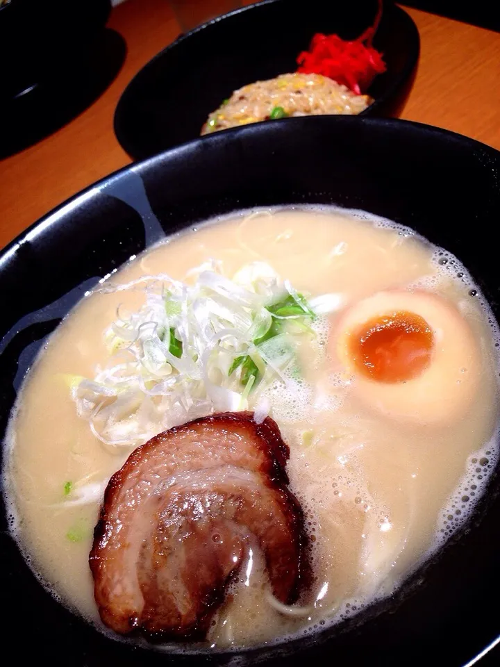 丸鷄柳麺と炒飯セット🍜|中さんさん