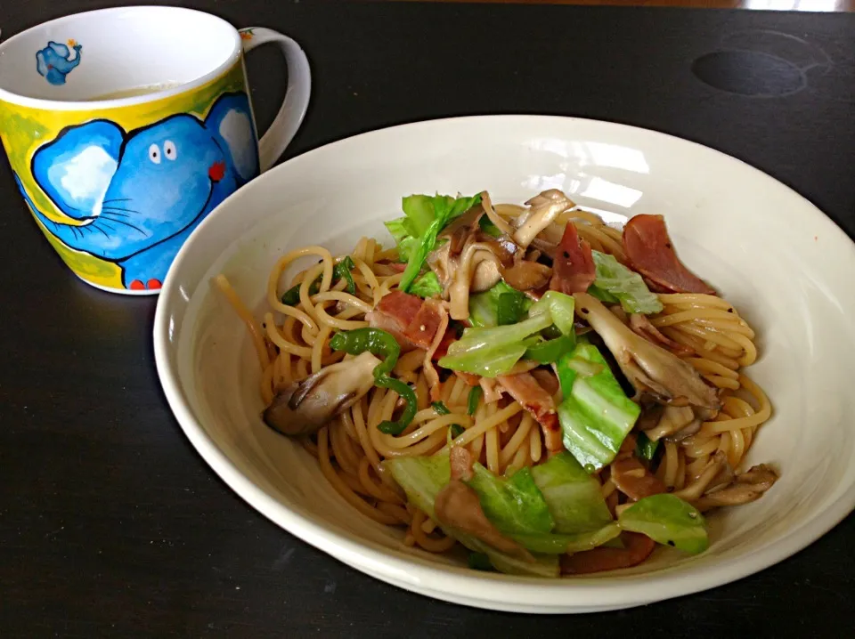 Snapdishの料理写真:キャベツと舞茸とベーコンの和風パスタ|hella_freakyさん