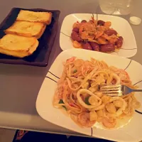 Homemade Seafood Pasta with garlic bread and butter sausages|john changさん