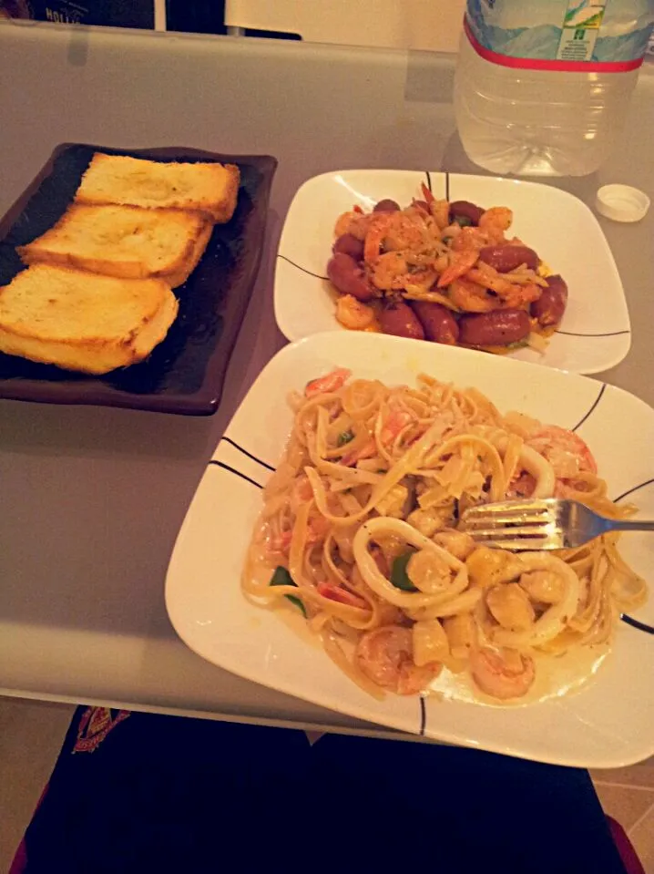 Homemade Seafood Pasta with garlic bread and butter sausages|john changさん