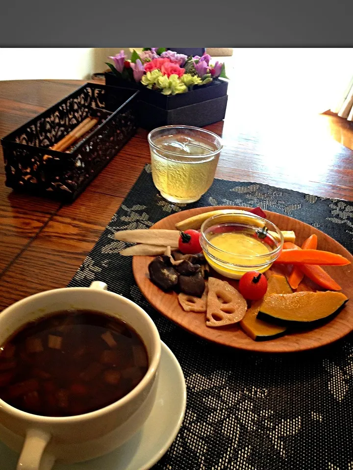 Snapdishの料理写真:黒豆と野菜のスープ・根菜のバーニャカウダ・桂花茶|ゆぅさん