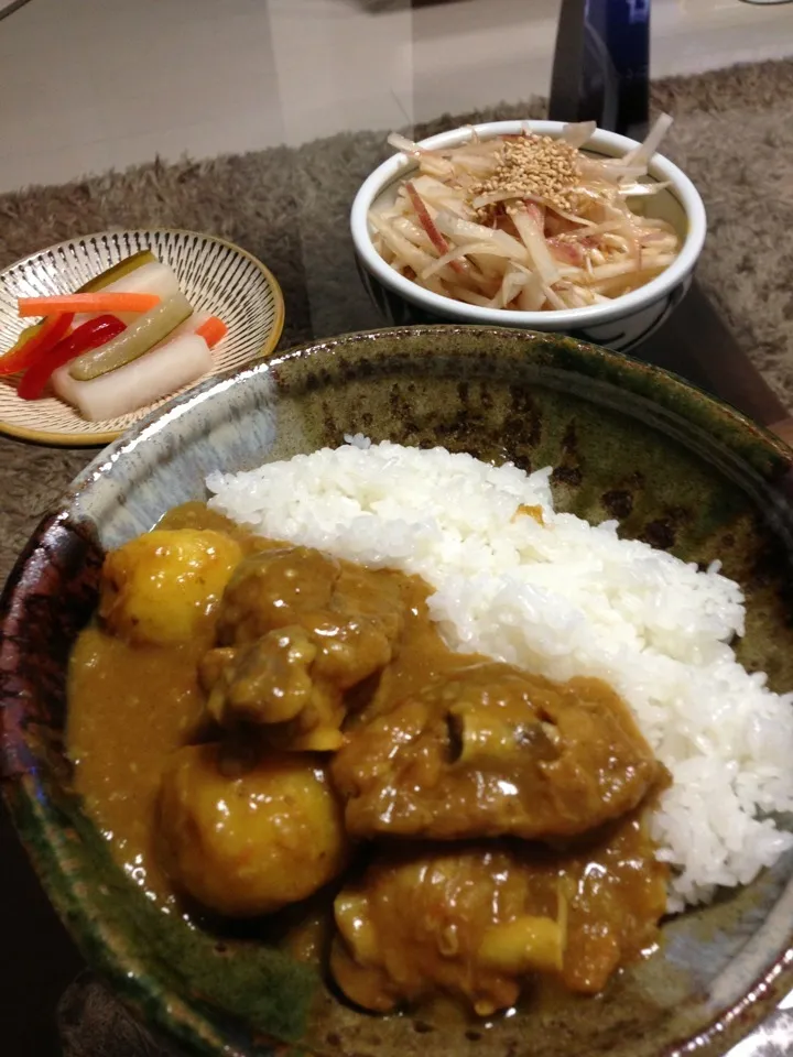 チキンカレー、大根とみょうがのサラダ、ピクルス|やっちゃんさん