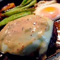 ハンバーグチーズ鉄板焼き キウイソース