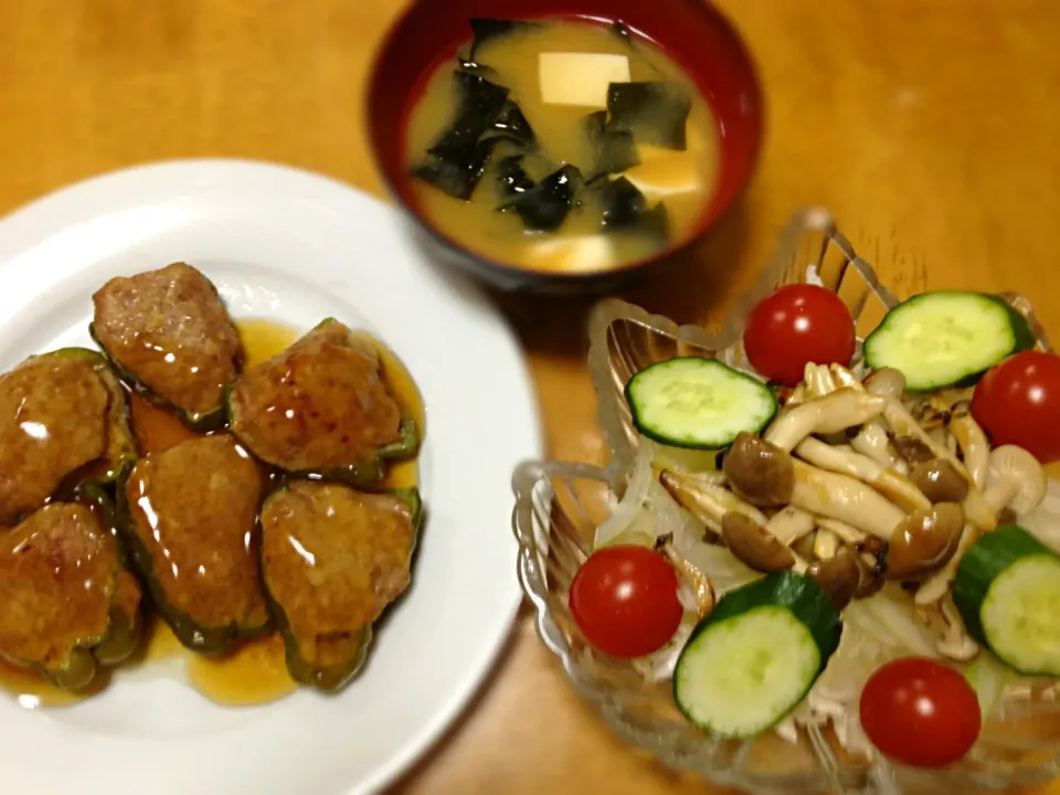 ピーマンの肉詰め甘酢あん、しめじと玉ねぎのサラダ、豆腐とワカメの味噌汁♪|yukaさん