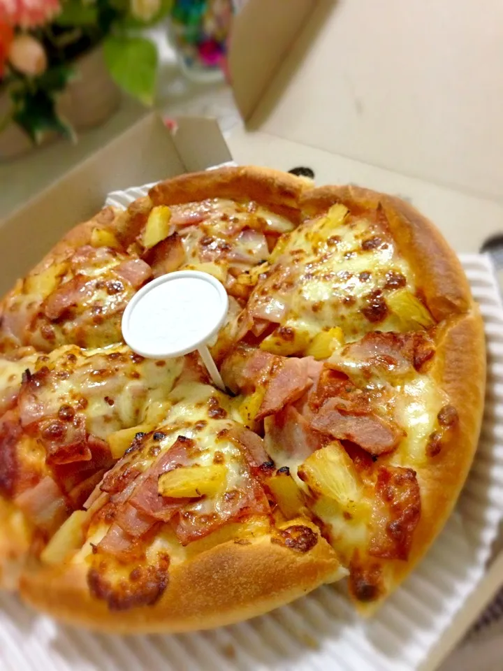 Snapdishの料理写真:🍍Hawaiian pizza 🍕 by pizza hut|🍴melody🍛🎶さん