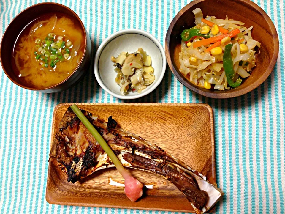 🌵ジャガ芋と玉ねぎの味噌汁&つぶ貝🐚わさび&モヤシとコーン🌽のゴマ酢あえ&🐟マグロのカマの塩焼き🌵|ゆかゴリラさん