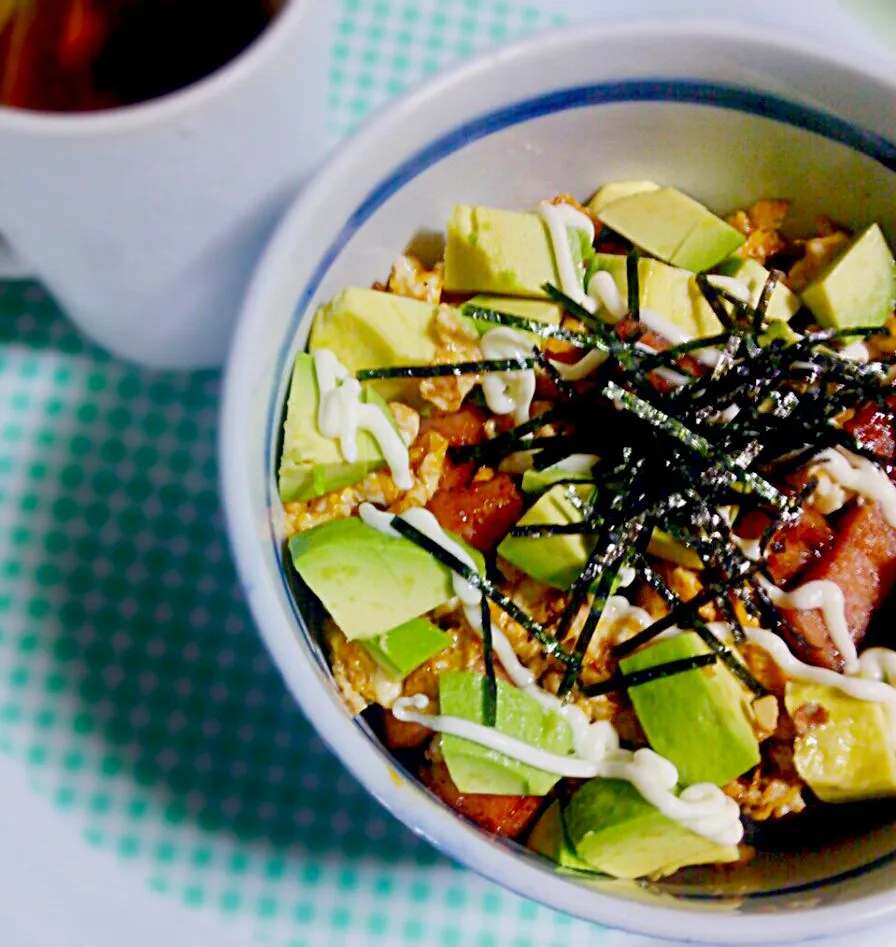 アボカドとスパムの丼|よこさん