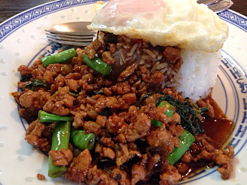 ผัดใบกะเพราหมูใส่ไข่ดาว 豚挽肉ガパオ炒めご飯 目玉焼きのせ@ที่ญี่ปุ่น 行徳 トンヨッ|akiさん