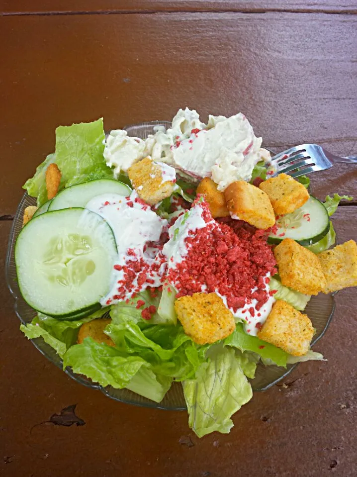 Salad ranch dressing, imitation bacon, croutons, small potatoe salad.|Jorelさん