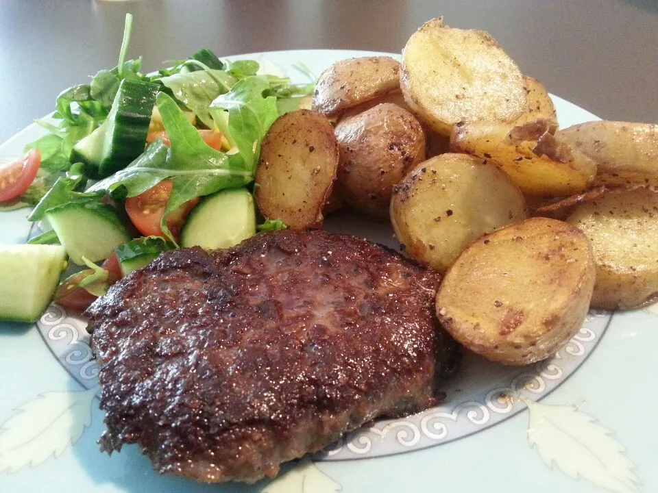 Snapdishの料理写真:Wagyu hamburger, baked potatoes and some salade|Frank&Jolanda - Eteninbeeldさん