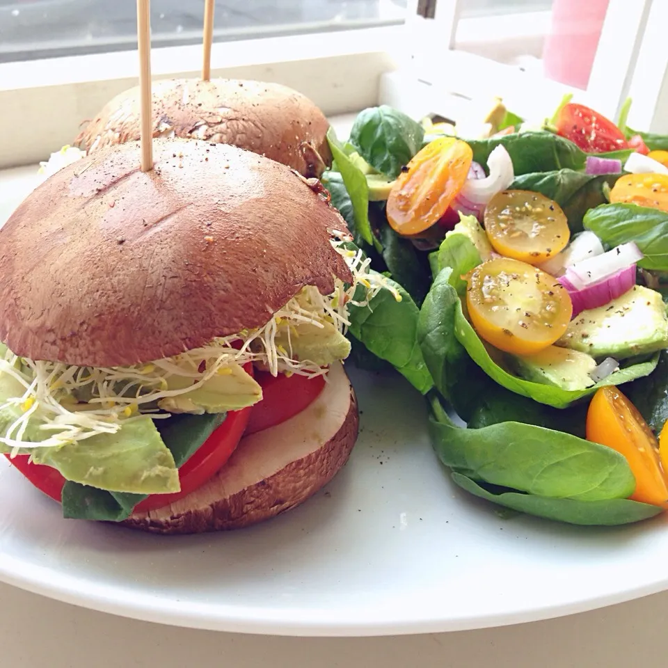 Raw vegan portobello "burgers" with spinach salad|Rianneさん