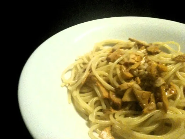 Snapdishの料理写真:Spaghetti aglio olio e peperoncino con gallinelle (ニンニク、唐辛子、キノコのスパゲッティ)|小鍋 (pentolina)さん